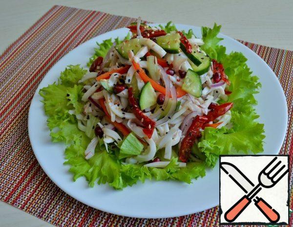  Put the squid in a salad bowl, add salt + slices of fresh cucumber, straws of bell pepper, pieces of dried and fresh tomatoes, half rings of red onion. Mix well. Serve on lettuce leaves, seasoned with sauce ( mix olive oil and dried tomatoes), add salt. Garnish with pomegranate seeds and sesame seeds.