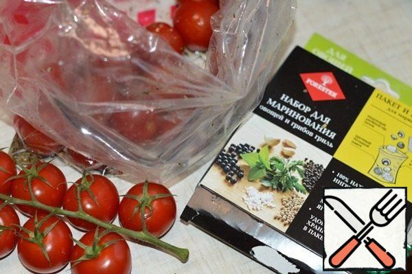 Mix spices for vegetables and mushrooms with oil and lemon juice. Put the tomatoes and spices, soy sauce and honey in a Forester bag for marinating, close the bag, shake well and leave for 10 minutes.