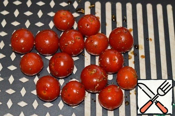 Place the tomatoes on a Forester grill pan and cook the cherries over the embers until tender. In the process of cooking, they need to be turned over to the other side.