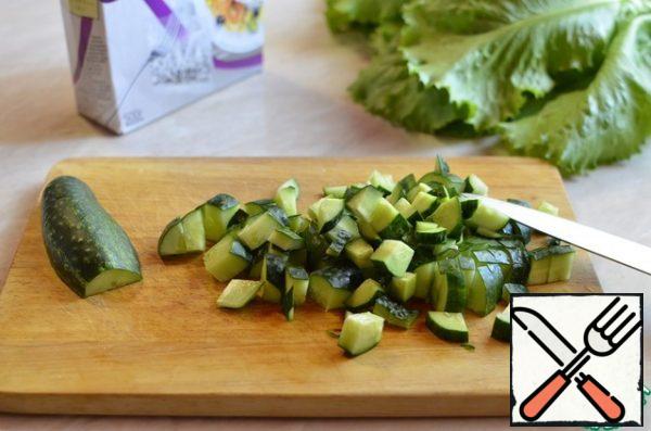 Wash the cucumber and cut it into cubes.