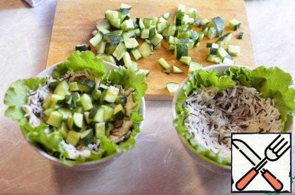 Place the chilled rice on top of the salad and spread it over the salad bowl to make a hollow in the rice. Put the cucumber in the recesses, then the cooled mussels.
Serve the salad with a quarter of a lemon, if desired, season with olive oil. Delicious, satisfying and easy!