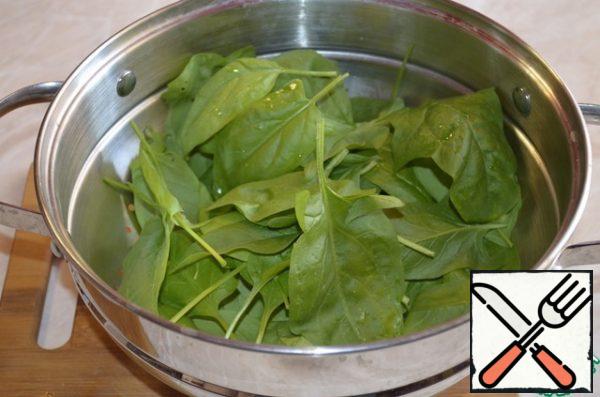 Wash the spinach, dry it and cut it.