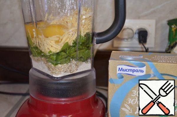Put the egg, cheese, spinach, and salt in a blender.