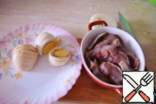 The egg is also cut into slices and the herring fillet into slices, trying to make them as thin as possible.