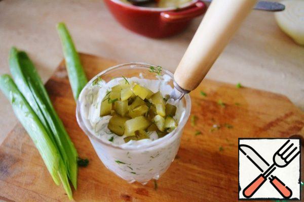 Prepare the sauce: finely chop the remaining half of the cucumber, chop a couple of onion feathers, dill and mix everything with mayonnaise.