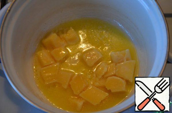 Melt the butter, add the finely chopped cheese.
