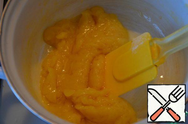 To the cheese mass, add the milk, yolk, flour, mix and remove from the heat .