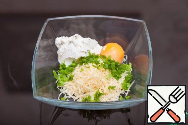 Grate the cheese on a fine grater. Mix grated cheese with cottage cheese, boiled egg yolk and finely chopped onion.