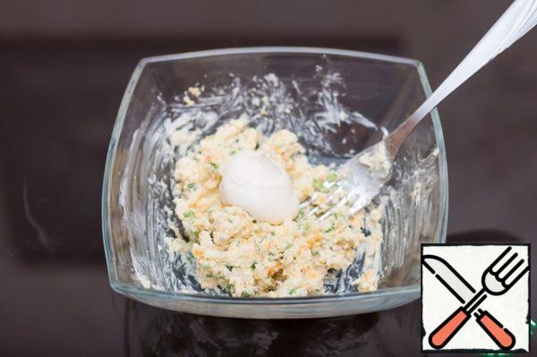 Add a spoonful of mayonnaise so that the cheese mass is easily squeezed out of the pastry bag.