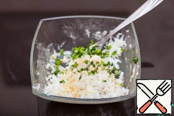 For the ladies, we will prepare a delicate appetizer of bell pepper. Mix the remaining filling with grated protein, add a little more green onion, salt and pepper. You can also finely chop the upper cut part of the bell pepper there. Bright red splashes look very elegant.