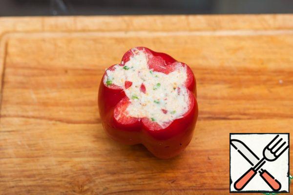In a small bell pepper, cut off the top (we cut it above) and fill it tightly with the filling. Also put in the freezer for 15 minutes.