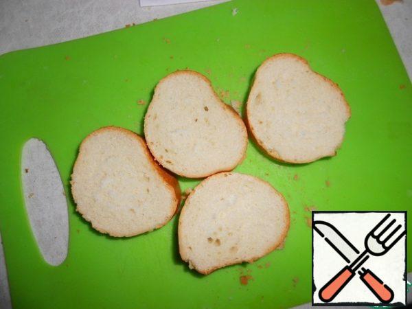 Cut the baguette into 4 pieces about 1.5 cm thick.