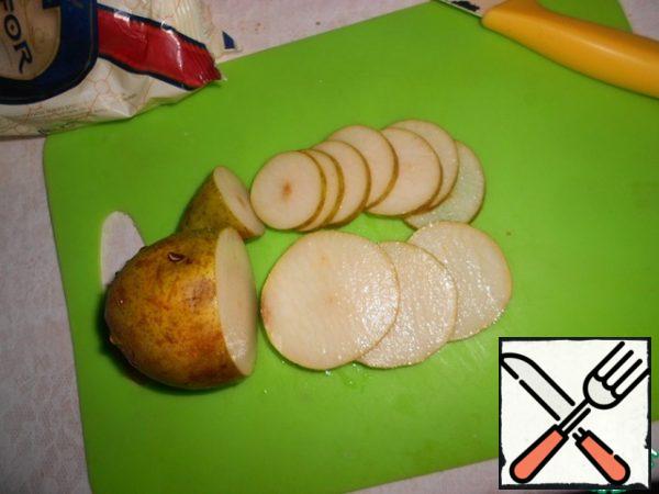 Cut the pear into thin slices.