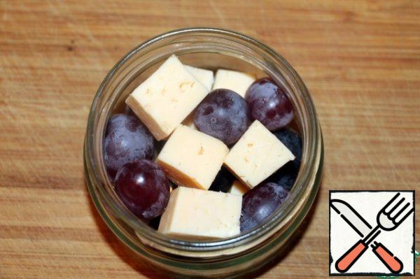 Put the cheese and grapes in a jar.