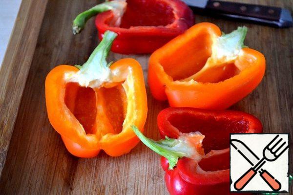 Cooking is so easy that the child can handle it) We
cut the peppers along (along with the tail) and remove the seeds.
Each one is greased with vegetable oil and salt.