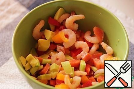 Mix the fish with the shrimps, bell pepper and avocado, season to taste with salt and pepper, and drizzle with olive oil.
