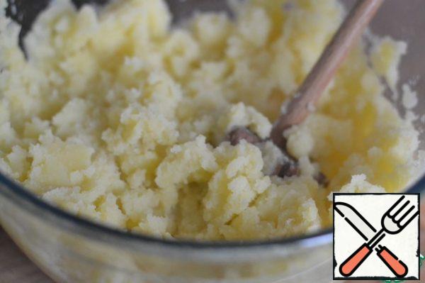 Peel the potatoes, cut into pieces and boil in salted water until tender.
Drain the water. Prepare the puree by adding butter and warmed milk.
Leave in a warm place.