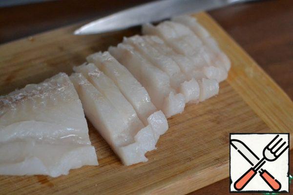 Lightly defrost the cod fillet, leaving it on the table for 10-15 minutes.
Cut into pieces.