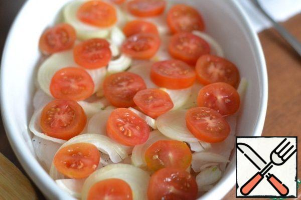 Cut the cherry tomatoes into rings.
Spread on the onion.