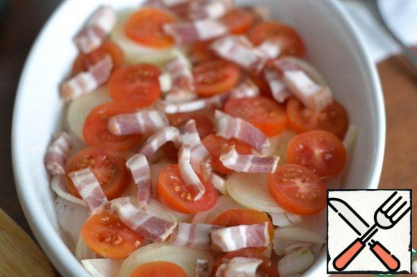 Cut the bacon into pieces.
Spread on the tomatoes.