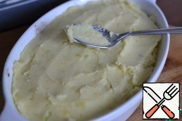 Put the mashed potatoes on the hot fish.
Flatten and bake in the oven at 80g for 20 minutes or until golden brown.