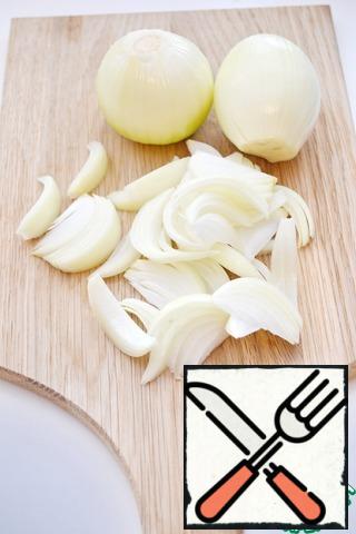 Cut the onion into slices or half rings.