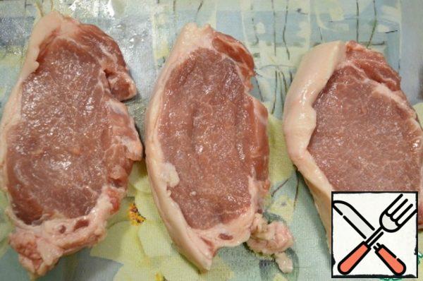 Cut the loin into three steaks. Grease the steaks with soy sauce and rub it into the meat.