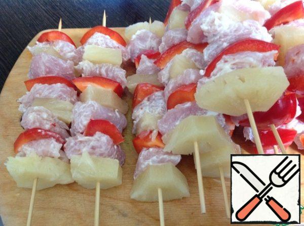 Pre-soak the wooden skewers in cold water for 20-30 minutes. On skewers, string the turkey meat, pineapple slices and pepper in turn.