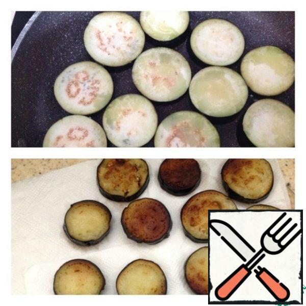 Cut the eggplant into slices and fry on both sides until cooked in vegetable oil.
Put the finished eggplants on paper towels, so that there is no excess oil.
By the way, eggplants do not need to be pre-soaked in salt water.