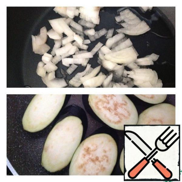 Finely chop the onion into cubes and put it to fry in vegetable oil.
In another pan, fry the eggplant cut diagonally or in circles, about 1 cm thick, on both sides.