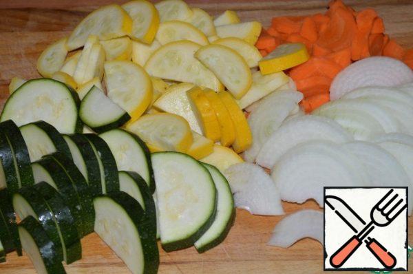Zucchini, carrot, onion and garlic cut into half rings.