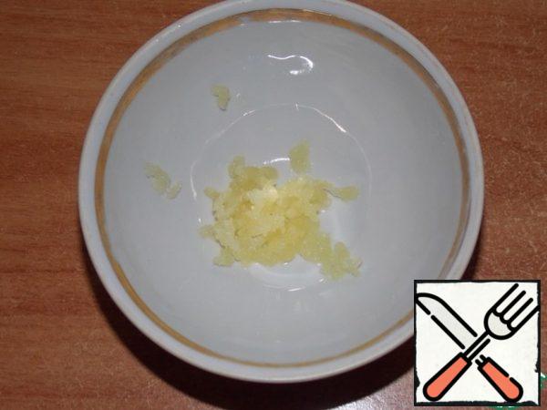 Pass the garlic through the garlic bowl. If you like spicy dishes, you can add 2 cloves of garlic.