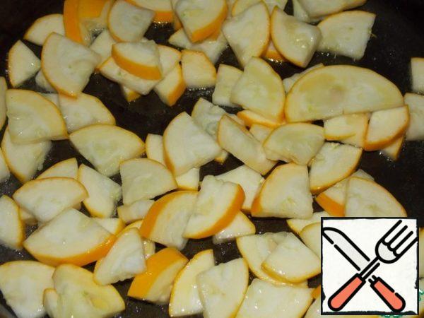 In a frying pan, pour a little vegetable oil and fry the zucchini (without liquid) on high heat for 2-3 minutes.