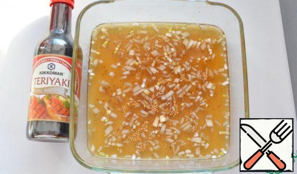 Heat the apple juice to a boil with the finely chopped onion and mustard seeds, and add the Teriyaki sauce. Try the marinade with salt, if necessary, add salt.
Cool the marinade to room temperature.