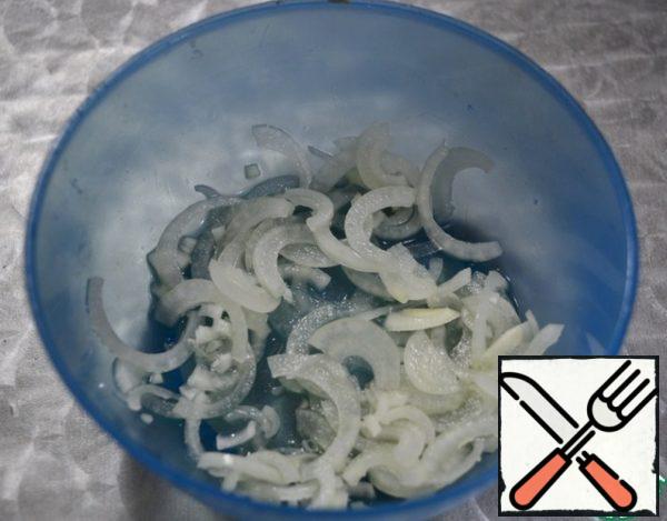 Cut the onion into thin half-rings, marinate for 20 minutes in vinegar with sugar and salt.