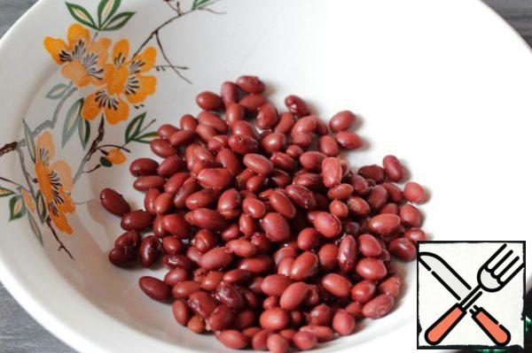 Wash the beans, drain them from the water and put them in a cup.