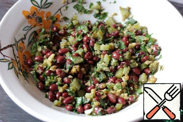 Season the salad with salt and walnut oil.
The salad can be prepared in advance, its taste properties do not deteriorate the next day.