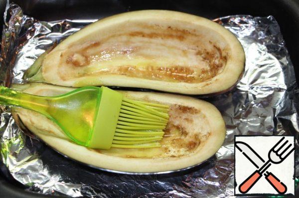 Lubricate the eggplant inside with vegetable oil, bake for 20 minutes at 200 degrees.