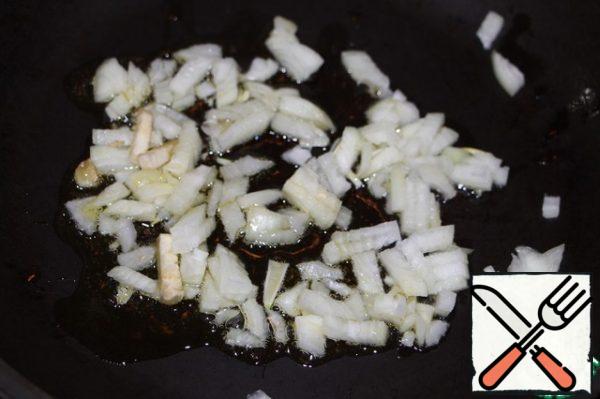 Chop the onion and garlic. Heat 1 tbsp of vegetable oil in a frying pan, fry the onion and garlic on a low heat for 2 minutes, avoiding frying.