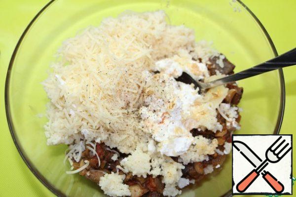Add grated cheese and mashed feta. Stir, add salt and pepper to taste.