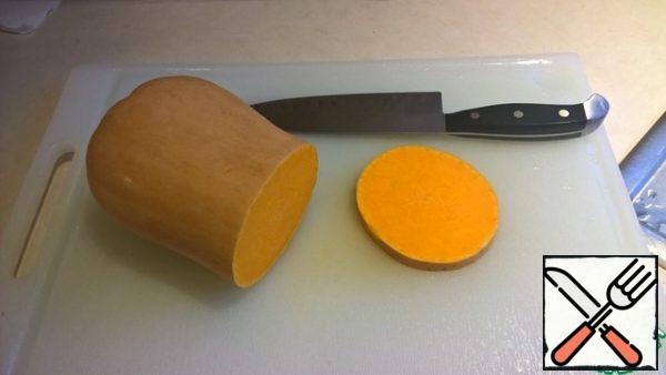 We take a pumpkin and cut off a suitable piece from it.