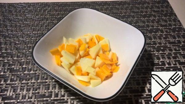 Mix the pumpkin with the apple. If desired, prepare the dressing by mixing lemon juice with honey, and pour over the salad. You can add cinnamon or other spices to taste.