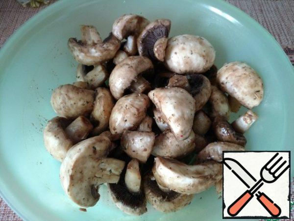 Depending on the size of the mushrooms, we cut them into 2-4 parts. We leave the small ones intact. Pour the marinade, mix and marinate for 20 minutes.