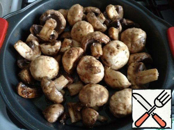 We put it in a mold and send it to a preheated 200-degree oven for 20 minutes. In the process of baking, mix a couple of times, enjoying the outgoing aroma.