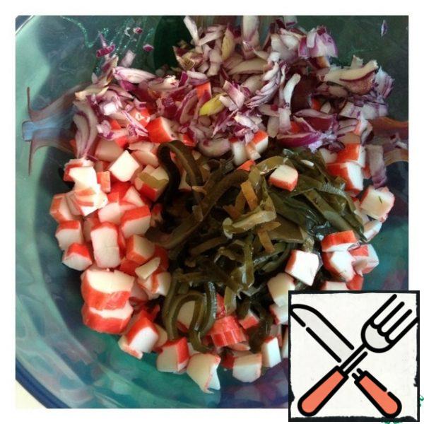 Drain the liquid from the seaweed, cut the crab sticks into medium cubes, and chop the onion as small as possible.