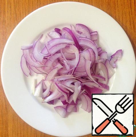 Peel the onion and cut it into quarter rings.