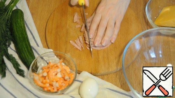 Cut the ham into thin strips, put it in a deep bowl. Add the boiled shrimps to the ham.