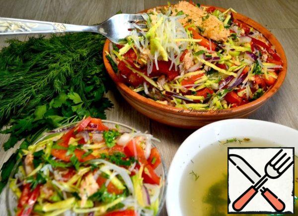 Pour the prepared vermicelli into a colander and pour cold water over it. Add the funchosa to the prepared ingredients and mix, add olive oil or soy sauce, if desired, lemon juice.
