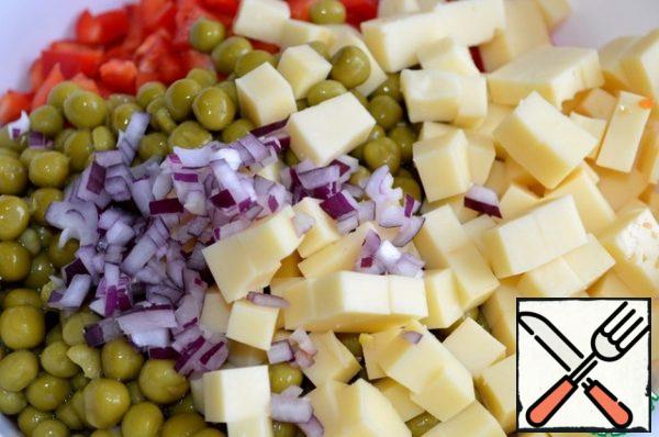 Cut the cheese, pepper and onion into small cubes and send them to the salad bowl with the rest of the vegetables.
Season with salt and pepper, season with mayonnaise and mix.
