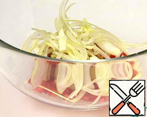 Cut the onion into half rings, add to the other ingredients.
